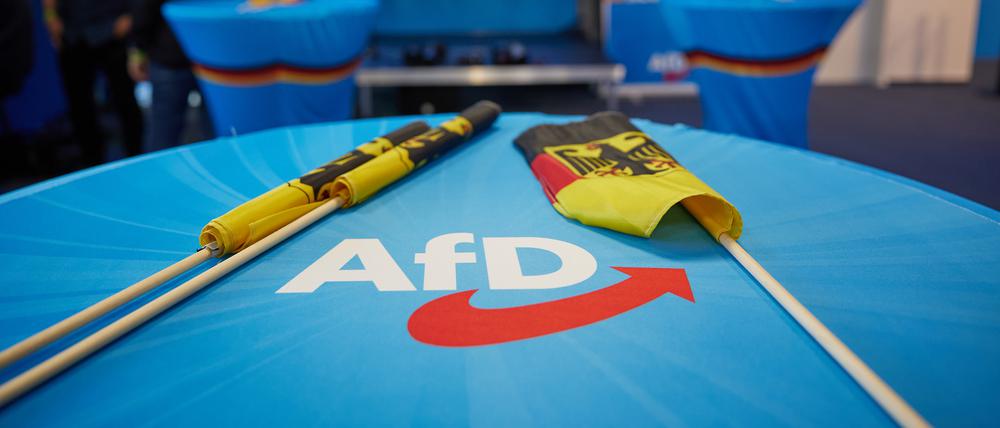 Deutschlandfahnen liegen auf einer Wahlparty in der AfD-Parteizentrale bereit. 