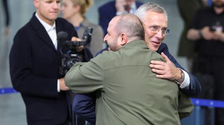 Nato-.Jens Stoltenberg umarmt den ukrainischen Verteidigungsminister Rustem Umerov.