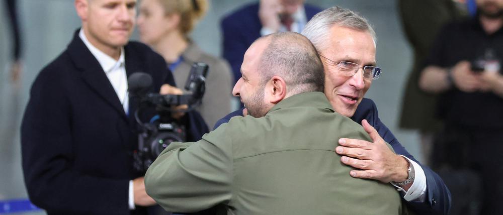 Nato-.Jens Stoltenberg umarmt den ukrainischen Verteidigungsminister Rustem Umerov.