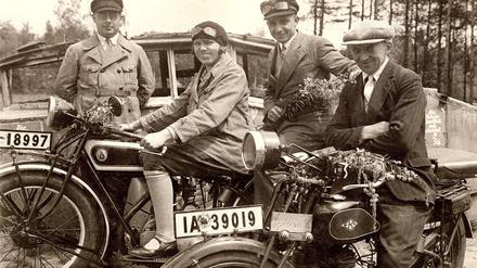 Eine E.B.S.-Maschine beim Ausflug in den Spreewald in 1925. 