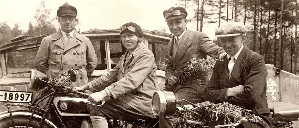 Eine E.B.S.-Maschine beim Ausflug in den Spreewald in 1925. 