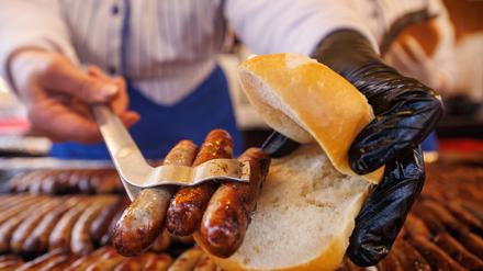 Drei im Weckla - Nürnberger Rostbratwürste liegen in ihrer wohl bekanntesten Darreichungsform in einem Brötchen.