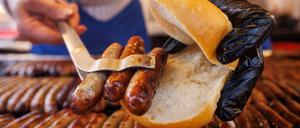 Drei im Weckla - Nürnberger Rostbratwürste liegen in ihrer wohl bekanntesten Darreichungsform in einem Brötchen.