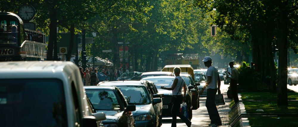 Fußgänger überqueren den stark befahrenen Kurfürstendamm in Berlin-Charlottenburg.