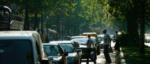 Fußgänger überqueren den stark befahrenen Kurfürstendamm in Berlin-Charlottenburg.