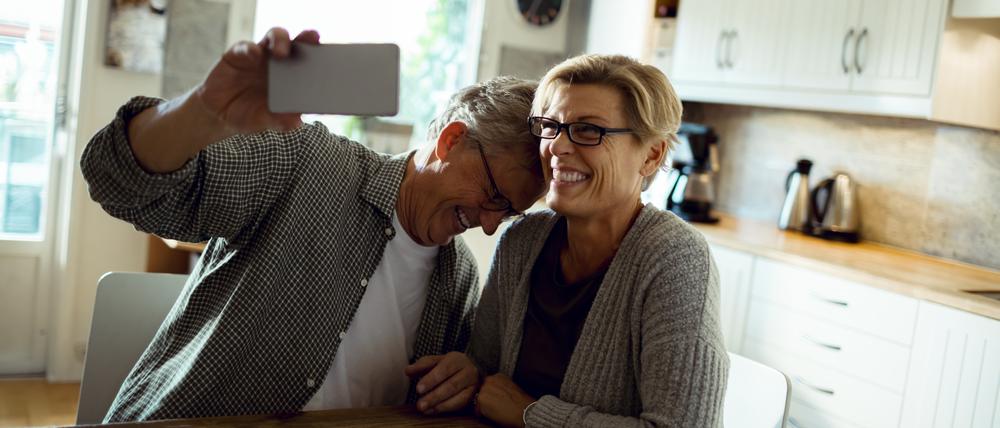 Älteres Paar mit Handy: ein Like für die Liebe.