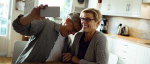 Älteres Paar mit Handy: ein Like für die Liebe.
