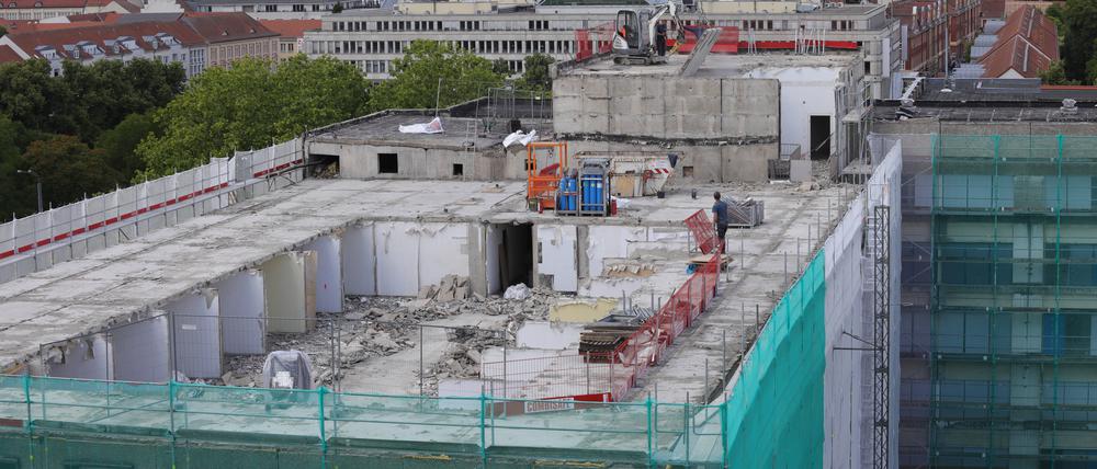 Der Staudenhof wird derzeit von oben nach unten abgetragen.