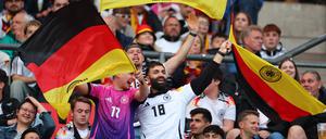 Fans der deutschen Nationalmannschaft feiern vor dem Spiel.