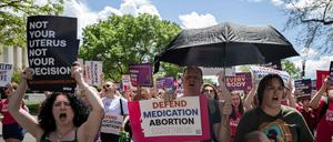 Demonstranten demonstrieren vor dem Obersten Gerichtshof der USA in Washington, DC, am 15. April 2023 für das Recht auf Schwangerschaftsabbruch (Symbolbild).