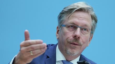 Martin Matz (SPD), Staatssekretär für Gesundheit in Berlin, spricht bei der Senats-Pressekonferenz. Der Mietvertrag des Corona-Behandlungszentrums auf dem Messegelände soll bis Ende Mai 2021 verlängert werden. +++ dpa-Bildfunk +++