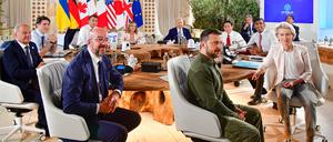 Der ukrainische Präsident Volodymyr Selenskyj, der Präsident des Europäischen Rates Charles Michel, Bundeskanzler Olaf Scholz, der kanadische Premierminister Justin Trudeau, der französische Präsident Emmanuel Macron, die italienische Premierministerin Giorgia Meloni, US-Präsident Joe Biden, der japanische Premierminister Fumio Kishida, der britische Premierminister Rishi Sunak und die Präsidentin der Europäischen Kommission Ursula von der Leyen posieren am ersten Tag des 50. G7-Gipfels.