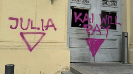 In der Nacht zu Donnerstag wurden an der Humboldt-Universität Senatschef Kai Wegner und HU-Präsidentin Julia von Blumenthal mit dem Hamas-Dreieck markiert.