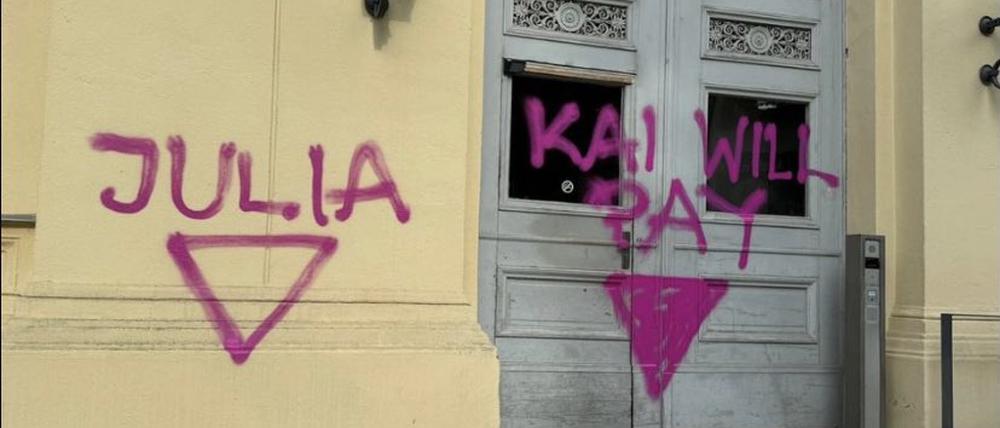 In der Nacht zu Donnerstag wurden an der Humboldt-Universität Senatschef Kai Wegner und HU-Präsidentin Julia von Blumenthal mit dem Hamas-Dreieck markiert.