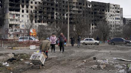 Zivilisten, die in der von russischen Angriffen betroffenen Stadt Mariupol eingeschlossen sind (Archivbild)