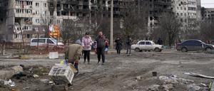 Zivilisten, die in der von russischen Angriffen betroffenen Stadt Mariupol eingeschlossen sind (Archivbild)