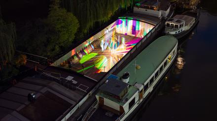 Julia Benz - Floating Spheres - Ausstellung auf der Berliner Schiffsgalerie Hosek Contemporary.