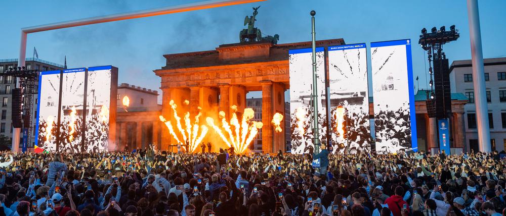 Eröffnungsfeier der Fanmeile am Brandenburger Tor.