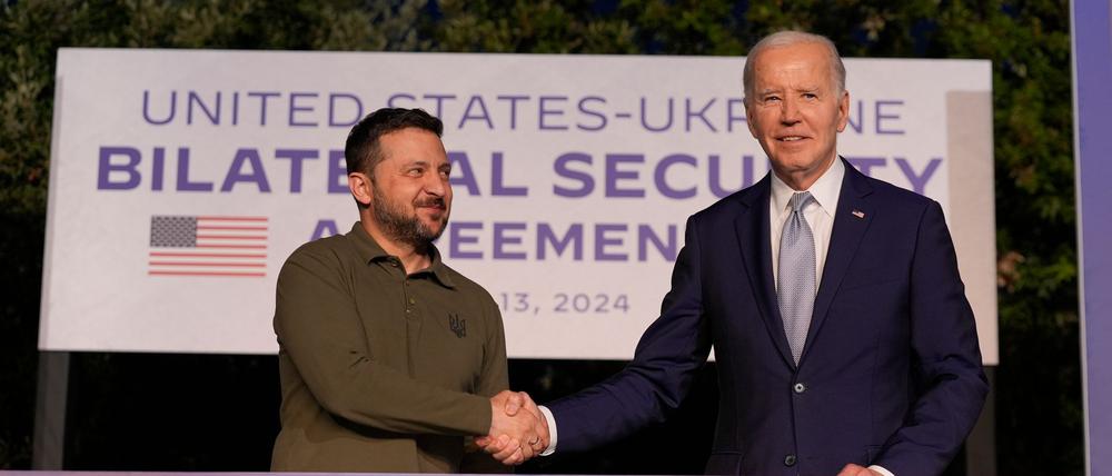 Das neue Sicherheitsabkommen zwischen Washington um US-Präsident Biden (r) und Kiew um Ukraines Präsident Selenskyj ist auf zehn Jahre angelegt.