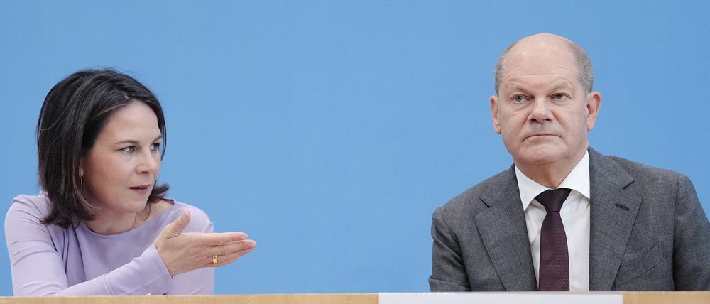 Die deutsche Positionierung zu geplanten neuen Russland-Sanktion der EU sorgt für Unstimmigkeiten zwischen Außenministerin Baerbock (l) und Bundeskanzler Scholz.