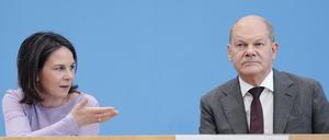 Die deutsche Positionierung zu geplanten neuen Russland-Sanktion der EU sorgt für Unstimmigkeiten zwischen Außenministerin Baerbock (l) und Bundeskanzler Scholz.