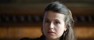  Luisa Neubauer, Klimaschutzaktivistin, sitzt auf dem Deutschen Katholikentag bei einer Podiumsdiskussion. 