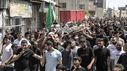 Bewaffnete palästinensische Trauergäste nehmen an der Beerdigung von drei Palästinensern teil, die während der Militäroperation der israelischen Armee im Dorf Kafr Thann, westlich von Jenin im Westjordanland, getötet wurden.