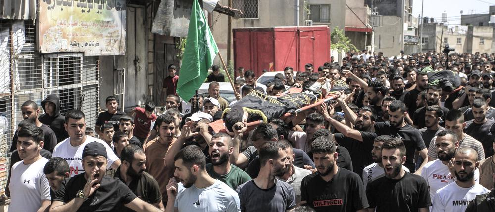 Bewaffnete palästinensische Trauergäste nehmen an der Beerdigung von drei Palästinensern teil, die während der Militäroperation der israelischen Armee im Dorf Kafr Thann, westlich von Jenin im Westjordanland, getötet wurden.