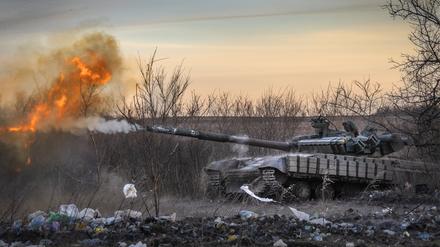 Ein ukrainischer Panzer der 17. Panzerbrigade feuert im Februar auf russische Stellungen in Tschassiw Jar, dem Schauplatz heftiger Kämpfe mit den russischen Truppen in der Region Donezk. 