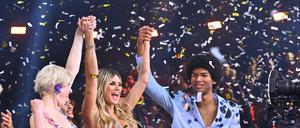 Model Heidi Klum (M) hält die Hände von Lea und Jermaine, den Siegern der 19. Ausgabe von „Germany’s Next Topmodel“, hoch. Im Finale setzten sich die beiden Nachwuchsmodels am Donnerstagabend in Köln gegen fünf weitere Kandidatinnen und Kandidaten durch.