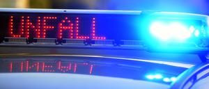 Auf einem Polizeifahrzeug warnt eine Leuchtschrift vor einer Unfallstelle.