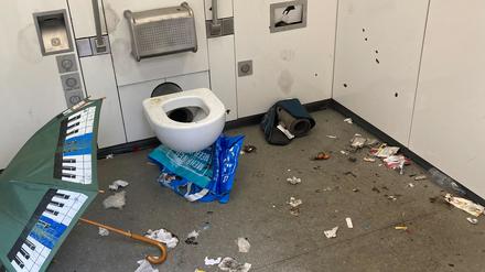 Völlig verdreckt. Einige Berliner City-Toiletten dienen Süchtigen nachts als Drogenhöhle – und werden komplett verwüstet hinterlassen.