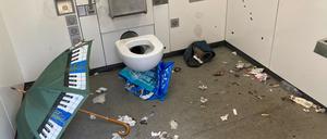 Völlig verdreckt. Einige Berliner City-Toiletten dienen Süchtigen nachts als Drogenhöhle – und werden komplett verwüstet hinterlassen.