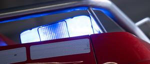 Ein Blaulicht leuchtet auf einem Einsatzwagen der Feuerwehr.