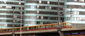 Eine S-Bahn verkehrt an der Berliner Jannowitzbrücke. (Symbolbild)