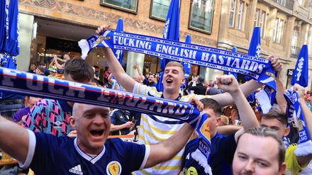 Schottland-Fans halten Schals in die Höhe, die gegen England gerichtet sind.