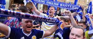Schottland-Fans halten Schals in die Höhe, die gegen England gerichtet sind.