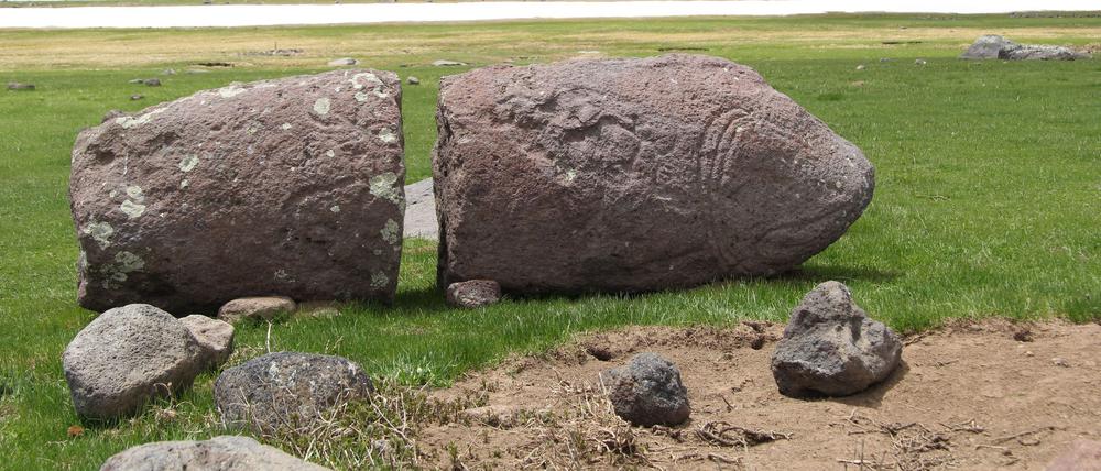 Ein Drachenstein oder „Vischap“, dokumentiert von Berliner Forschern bei Ausgrabungen im Hochland von Armenien.