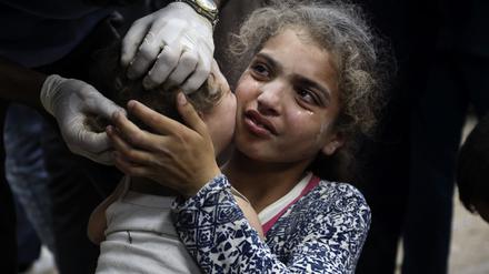 Palästinensische Kinder, die bei der israelischen Bombardierung eines Wohnhauses im Flüchtlingslager Bureij verletzt wurden.