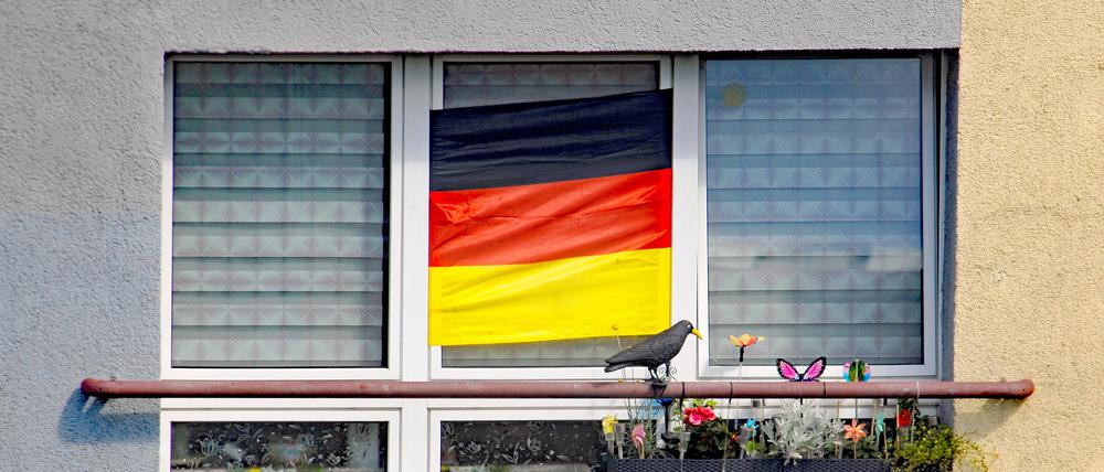 Eine Deutschland-Fahne an einem Fenster in Berlin.