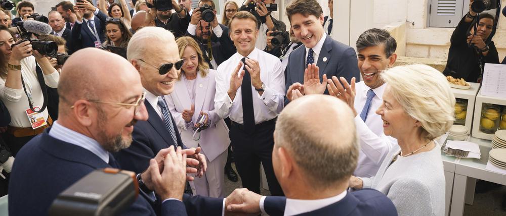 Bundeskanzler Olaf Scholz (mit dem Rücken zur Kamera) nimmt am Morgen des zweiten Tages des G7-Gipfels im Ressort Borgo Egnazia Glückwünsche zum Geburtstag von Charles Michel (l-r), Präsident des Europäischen Rates, Joe Biden, US-Präsident, Giorgia Meloni, Italiens Ministerpräsidentin, Emmanuel Macron, Frankreichs Präsident, Justin Trudeau, Kanadas Premierminister, Rishi Sunak, Großbritanniens Premierminister, und Ursula von der Leyen, Präsidentin der Europäischen Kommission, entgegen.