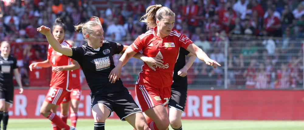 Der SV Henstedt-Ulzburg (li. Chiara Pawelec gegen Unions Dina Orschmann) will sich vor eigener Kulisse teuer verkaufen.