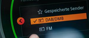 Viele Autorradios können inzwischen mit dem Digitalradio DAB+ umgehen. 