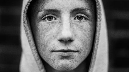 Toby Binders Serie „Wee Muckers: Youth of Belfast“ (2017) ist in der Galerie Clara Maria Sels zu sehen.