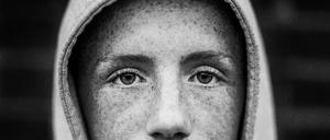 Toby Binders Serie „Wee Muckers: Youth of Belfast“ (2017) ist in der Galerie Clara Maria Sels zu sehen.