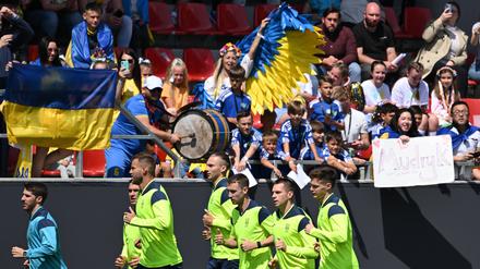Zuschauer bejubeln die Spieler um Kapitän Andrij Jarmolenko (3.v.l) beim öffentlichen Training der ukrainischen Nationalmannschaft in der Brita-Arena. 