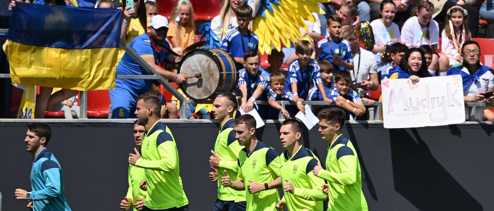 Zuschauer bejubeln die Spieler um Kapitän Andrij Jarmolenko (3.v.l) beim öffentlichen Training der ukrainischen Nationalmannschaft in der Brita-Arena. 