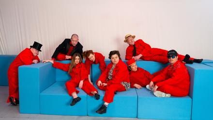 „Krach, Bumm, Boing!“ im Grips-Theater, zu sehen sind die Darsteller des Stücks in knallroten Overalls.