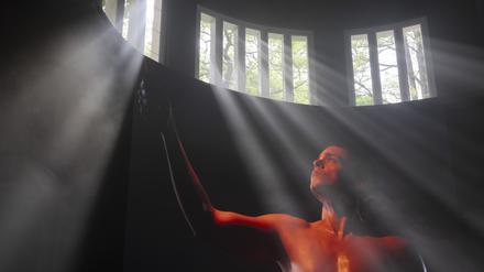 Yael Bartanas Film „Farewell – Light To The Nationas“ spielt mit dem Feuer: Bei ihr tritt ein strammer Junge mit Fackel auf.