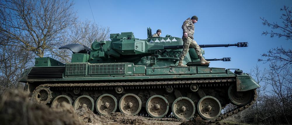 Ein Flugabwehrkanonenpanzer vom Typ Gepard in einer Stellung östlich von Odessa.